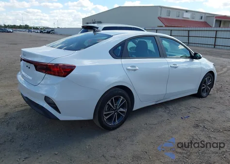 2024 Kia Forte Lxs z USA, uszkodzony, nr VIN 3KPF24AD6RE765764